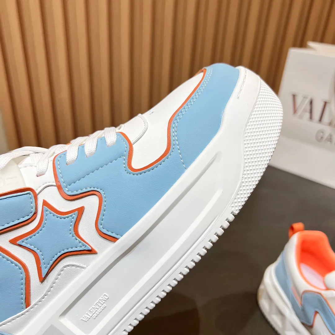 👟👟Ex-factory price 660👟👟 𝑽𝒂𝒍𝒆𝒏𝒕𝒊𝒏𝒐Valentino 𝑶𝒏𝒆𝑺𝒕𝒖𝒅 Couple casual sports shoes series Valentino 2024 new couple sports shoes are on sale. The original ZP was purchased and dismantled. Repeated pattern making and modification. I tried my best to restore it one to one! Top luxury masterpiece Signature five-pointed star design Soft and comfortable genuine leather with contrasting colors brings excellent and elegant texture and excellent on-foot comfort Top purchasing version upper: imported calfskin surface/original oil edge craftsmanship Outsole: original development 𝐓𝐏𝐔 two-color combination outsole Packaging: original configuration complete package Code number: 34-𝟒𝟓